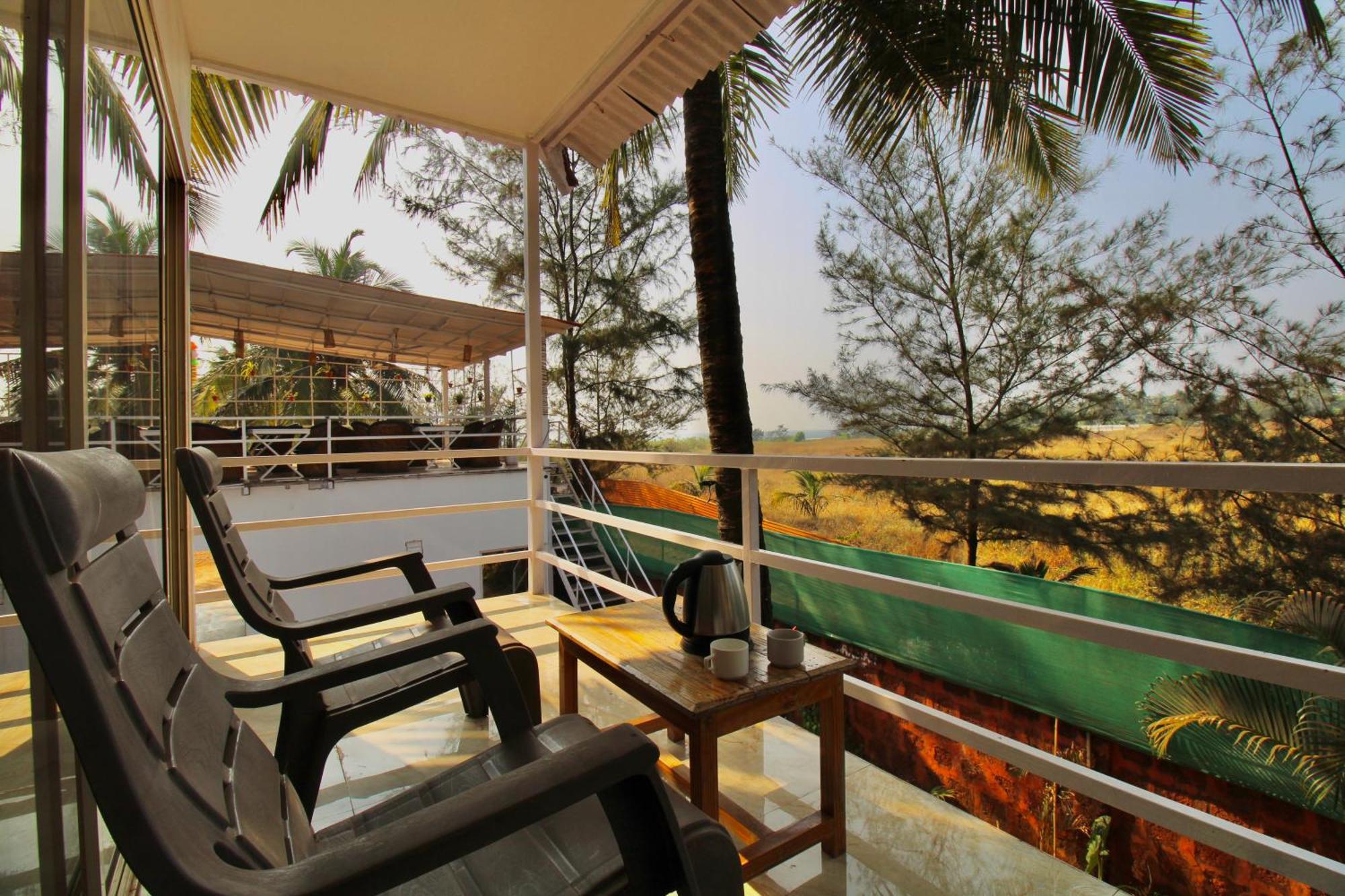 Arabian Sea Beach Resort Morjim Exteriör bild