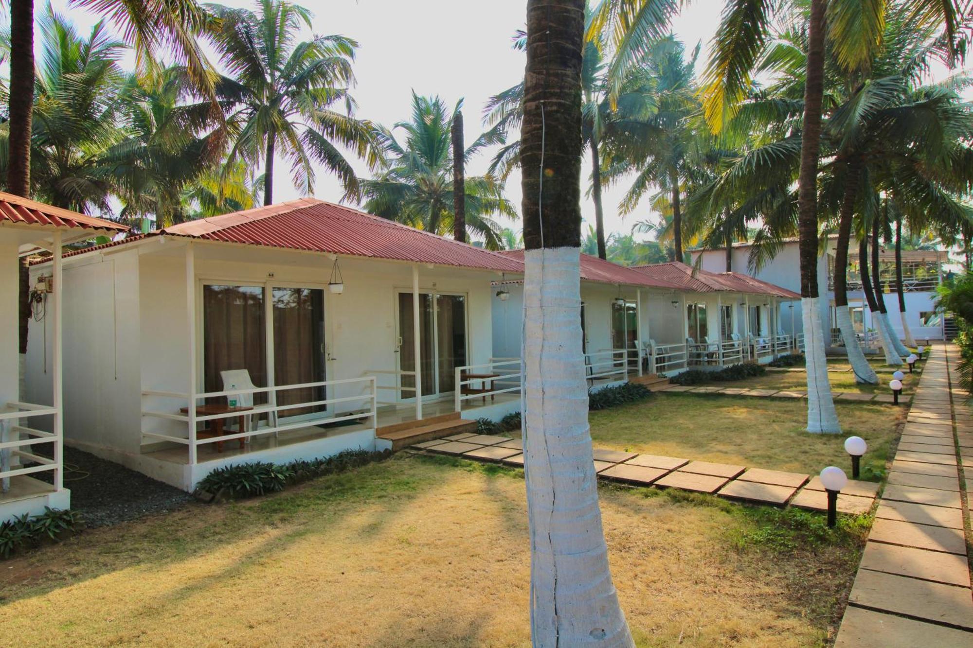 Arabian Sea Beach Resort Morjim Exteriör bild