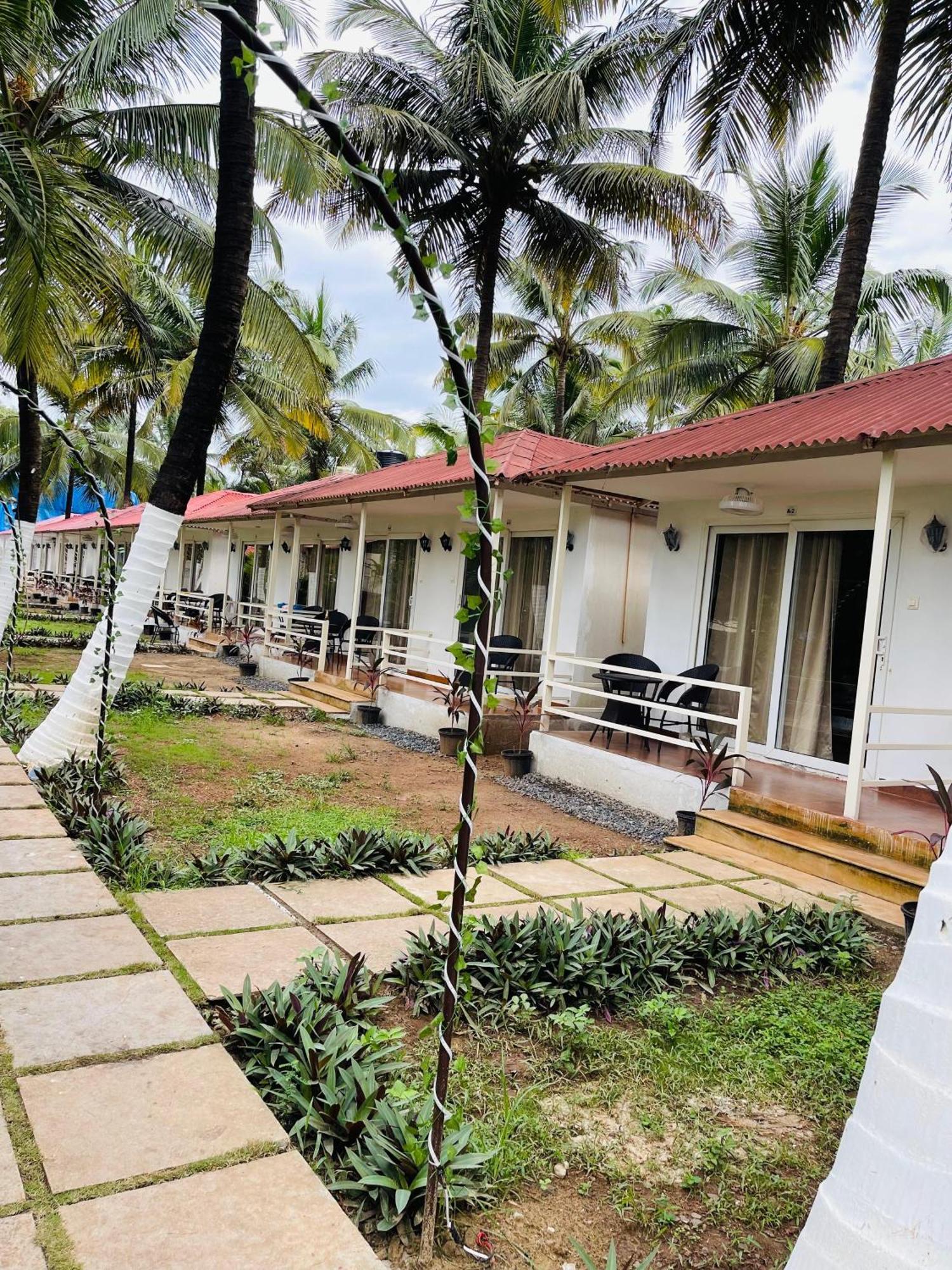 Arabian Sea Beach Resort Morjim Exteriör bild
