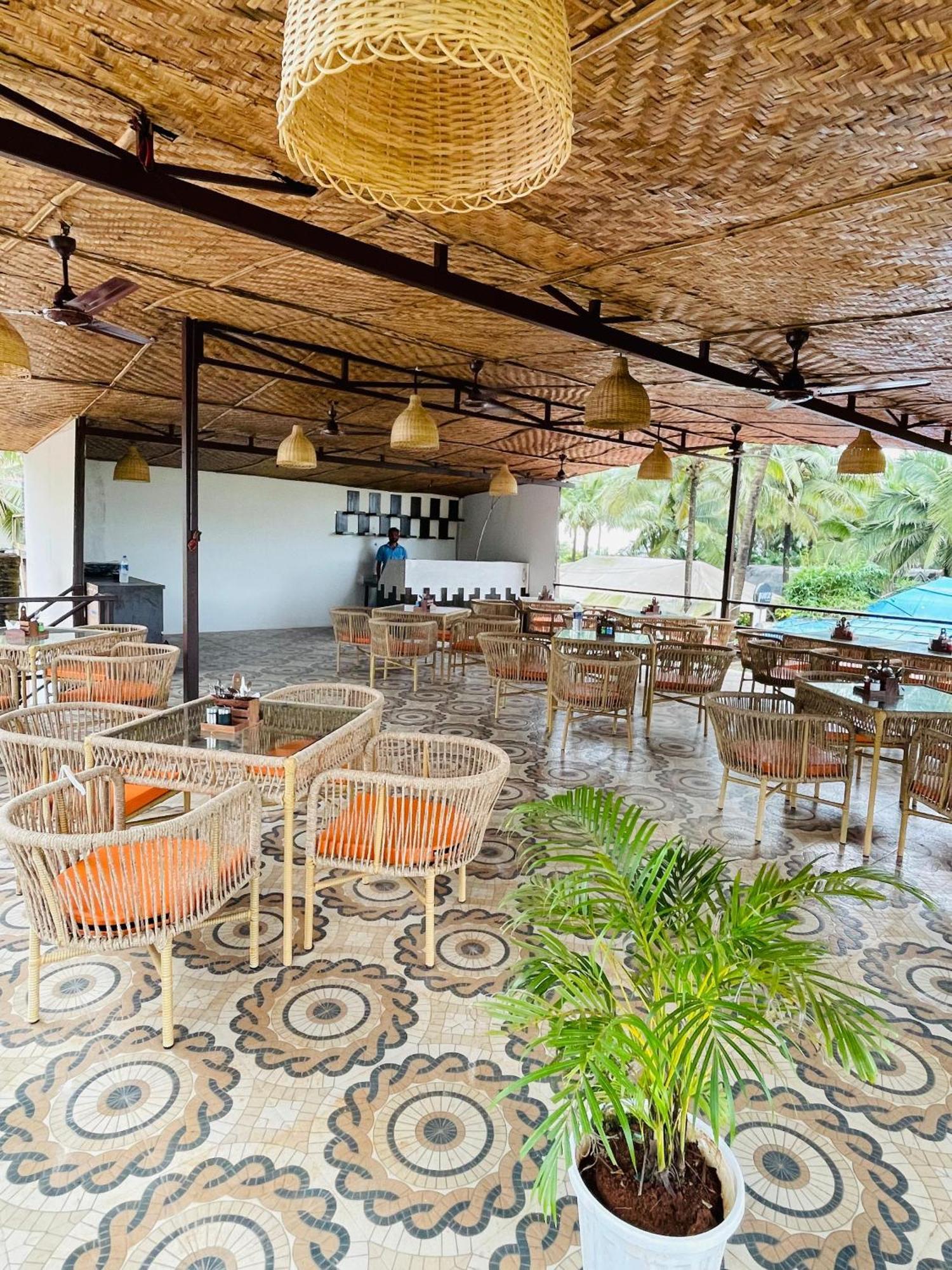 Arabian Sea Beach Resort Morjim Exteriör bild