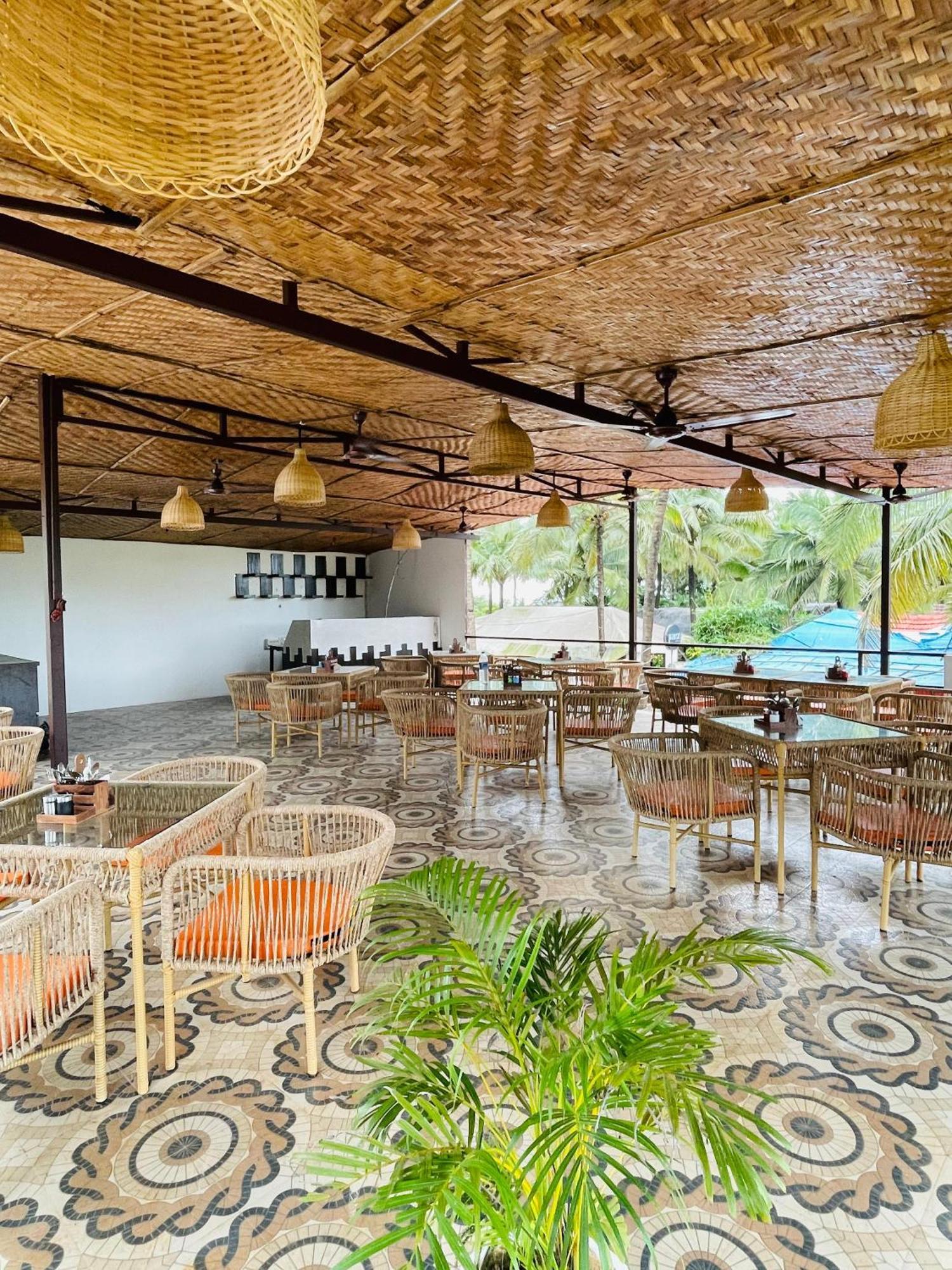 Arabian Sea Beach Resort Morjim Exteriör bild