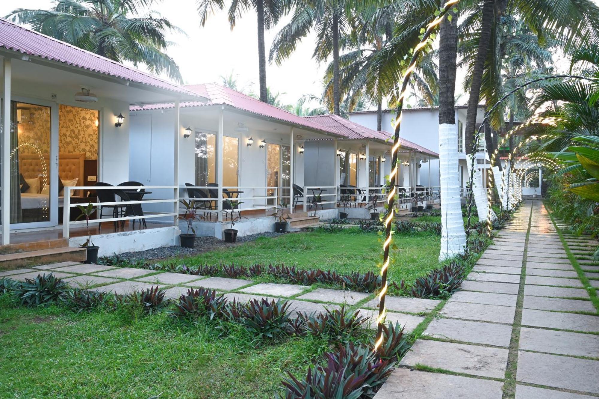 Arabian Sea Beach Resort Morjim Exteriör bild