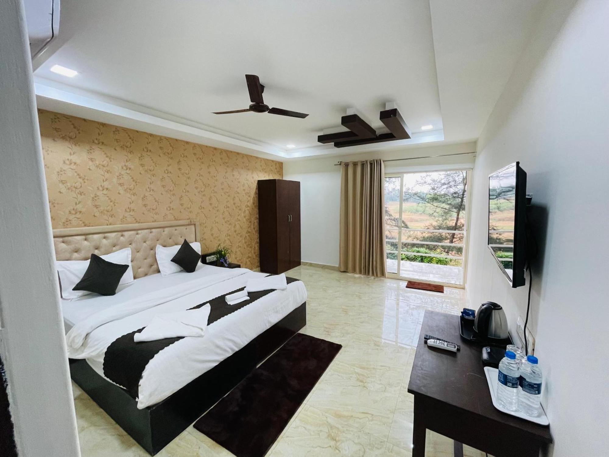 Arabian Sea Beach Resort Morjim Exteriör bild